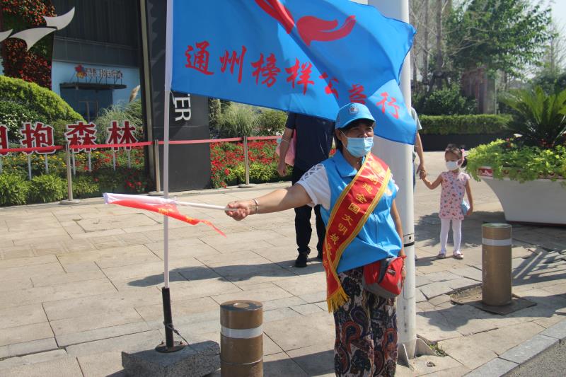 <strong>撕破丝袜后入骚货骚逼水真多-31XX</strong>